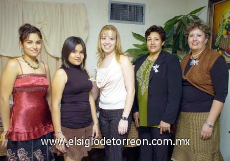 19122006
Judith Loya estuvo acompañada de amigas y familiares, en la despedida que le ofrecieron Irene González de Mayorga y Alejandra Mayorga González.