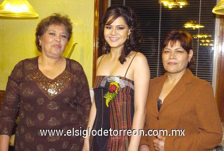 19122006
Martha Barajas González junto a su futura suegra y su mamá, en la despedida de soltera que le ofrecieron en días pasados.