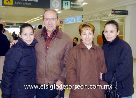 17122006 
Humberto, Clara, Clarita y Cristy Valdez viajaron a Tijuana.