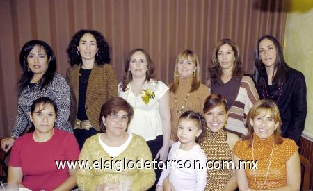 17122006 
Anna Alejandra Ramos de Hernández estuvo acompañada de sus familiares y amigas, en su fiesta de canastilla.