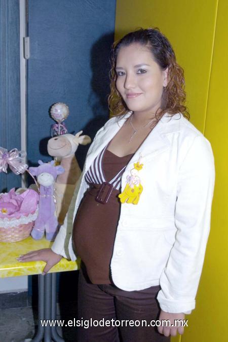 17122006 
Érika de Rodríguez, en la fiesta de canastilla.