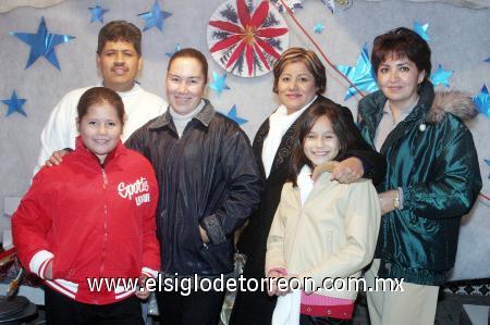 17122006 
Xóchitl Rodríguez, Juanita Galán, Carolina Martínez, Alejandro Torres y los niñas Perlita y Xòchitl.