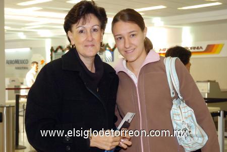 16122006 
 Luz Alanís viajó al Distrito Federal, la despidió Pilar Uriarte