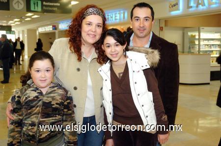 16122006 
 Mayra, Daniela, Regina y José Cordero viajaron a Miami
