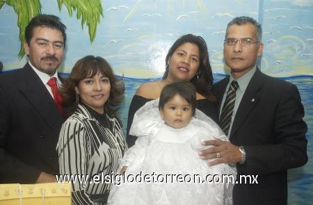 16122006
 Kassandra Sánchez Cerda fue festejada al cumplir un año de edad y recibir el bautizo
