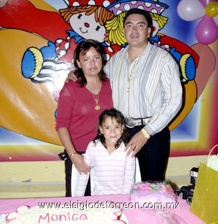 16122006 
Mónica Zúñiga fue festejada por sus padrse Jesús y Silvia Zúñiga al cumplir ocho años.