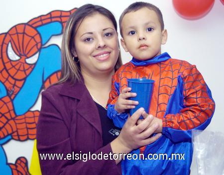 17122006
Alejandro Vàzquez Loya junto a su mamà, Alejandra Vàzquez.