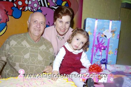 17122006 
Ana Sofía Von Bertrab Valdez junto a sus abuelos, Juan Adolfo Von Bertrab Peters y Raquel Saracho de Von Bertrab.