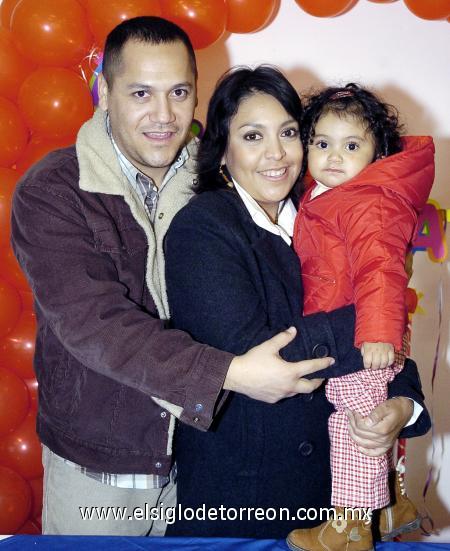 17122006 
Christianne Pérez García disfrutó de una alegre piñata, organizada por sus papás, Israel Pérez y Yebel García.