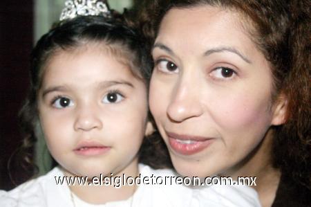 17122006
Claudia Valeria Hernández López acompañada por su mamá, María del Consuelo López Díaz de León.