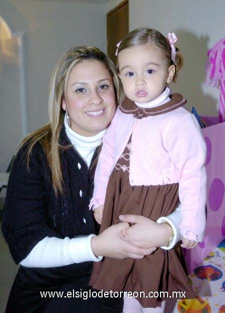 1712200 6 
Isabela Pérez Sada junto a su mamá, Selina Sada de Pérez.