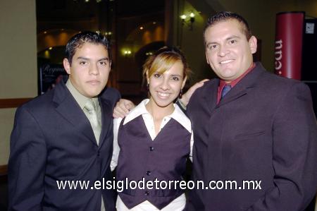17122006 
Alejandro Villanueva, Lizeth Rodarte y Elías del Río.