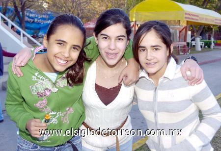 17122006 
Begoña Nahle, Anilú Rodríguez y Gene Murra.