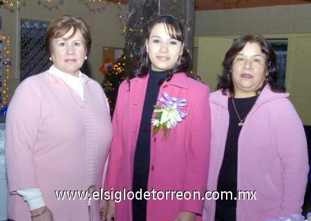 17122006
Brissa Ramírez Ortiz disfrutó de una despedida de soltera que le organizaron su mamá, María Isabel Ortiz y su suegra, Carolina Guerrero de Amador.