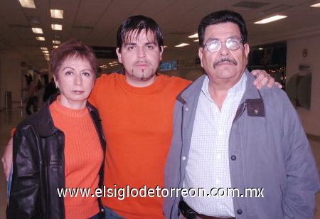 20122006
Daniel Arturo Luján viajó a Nueva York, lo despidieron Arturo y Graciela Luján.