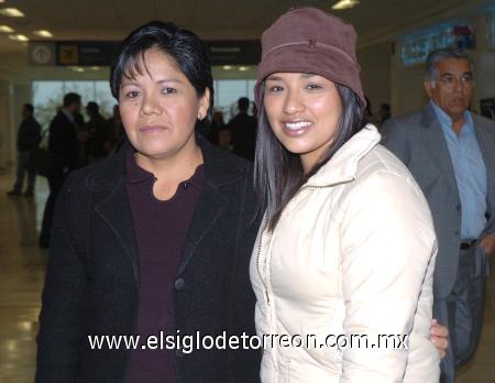 20122006
Paulina Ramírez viajó a Tijuana, fue despedida por Leticia Antonio.