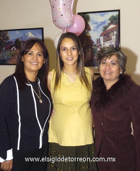 20122006
Ana Lucía Reyes de Pámanes, junto a las anfitrionas de su fiesta de canastilla.