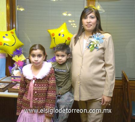 20122006
Verónica Hidrogo de Morató junto a sus hijos Israel Tulio e Ilse Arely, en la fiesta de canastilla que le ofrecieron para el bebé que espera.