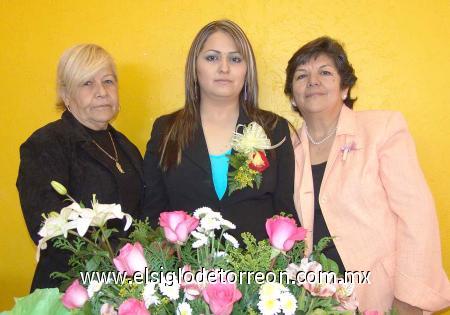 20122006
Diana Rocío Rentería Juárez acompañada de Irma Licerio de la Cruz y Josefina Leticia Juárez de Rentería, en su despedida de soltera.