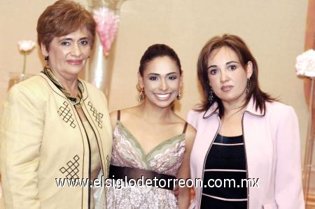 22122006 
Ana Sofía junto a su mamá, Cecilia Barba de Ceniceros y su hermana, Cecilia Ceniceros.