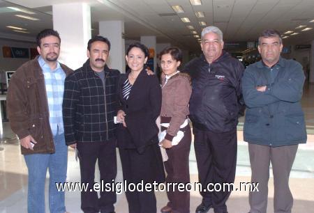 21122006
Armando García, Adriana Vilchis, Sabina y Alan García viajaron al DF, los despidieron Ramiro y Rodolfo.