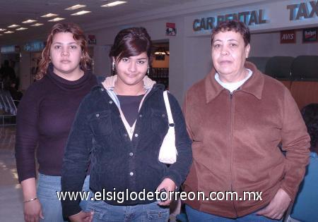 21122006
Estefanía Falconne viajó a Los Cabos, la despidieron Conny y Carmen Vázquez.