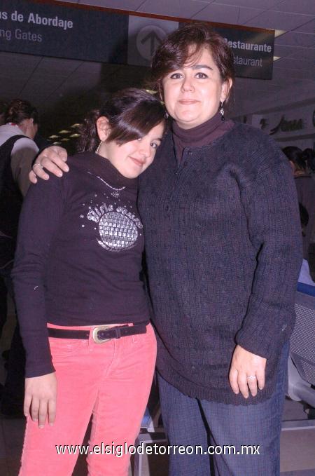 21122006
Pamela Beltrán viajó al Distrito Federal, la despidió Claudia Rivera.