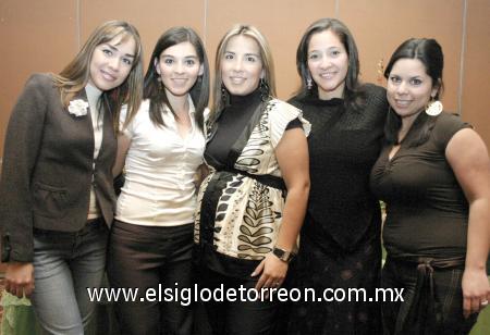 21122006
Alejandra Segura, Cecilia Ordaz, Liz Salmón y Brenda Nápoles acompañaron a Marisol de Martínez, en su fiesta de canastilla..JPG
