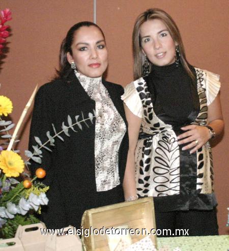 21122006
Marisol Montiel de Martínez al lado de su mamá, Emma Hernández Toka.