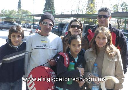 21122006
Andrés Máynez, Felipe Maccio, María Luisa Menéndez, Alfonso Valdés, Luisa Máynez y Laura Zúñiga.