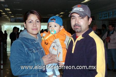 24122006 
Ahui Suárez y Héctor Suárez viajaron al Distrito Federal, los despidió Silvia Castro .