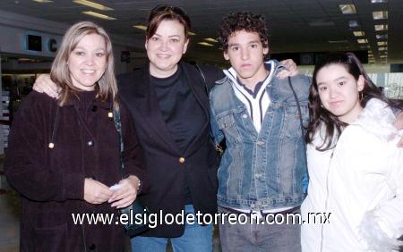 24122006 
Valeria y Julio González y Leticia Fernández viajaron a Tijuana, los despidió Laura Fernández.