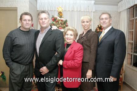 24122006 
María Isabel Teele con sus hijos Eduardo, Alejandro, Isabel y Walter.