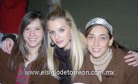 24122006 
Velina Murra, Karla Villarreal y Mariana Delgado.