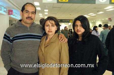 23122006 
 Ismael Salinas, Mireya Zacarías y Litzy Salinas viajaron al DF.