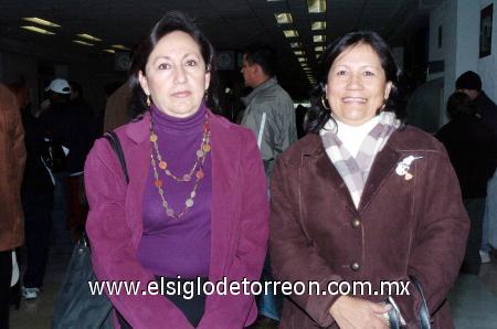 29122006 
Elvira y Alicia Torres viajaron a Cancún y Mérida, respectivamente.