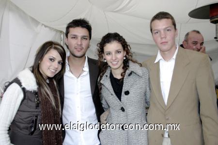 29122006
Andrea, Eduardo, Renata y Alejandro Olivares, en la cena de Navidad.