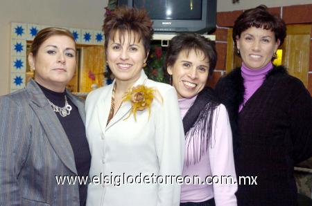 29122006 
María Guadalupe acompañada por sus hermanas Ana Cristina, Mayo y Cecilia Landeros.