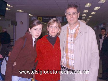 25122006
Homero, Pilar y Regina Arras viajaron con destino a Europa.