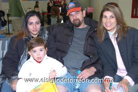 26122006
Martha Aguilera viajó a Nueva York, la despidieron Jorge, Viridiana y Jorge Aguilera.