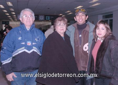 27122006
Elena Mendoza, Fernando Mendoza, Pedro, Gerardo y Elena Ruiz viajaron a Los Ángeles.