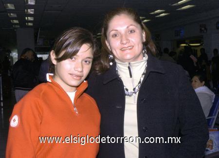 27122006
Gabriela Hamdan y Andrea Ramírez viajaron con destino a la Ciudad de México.