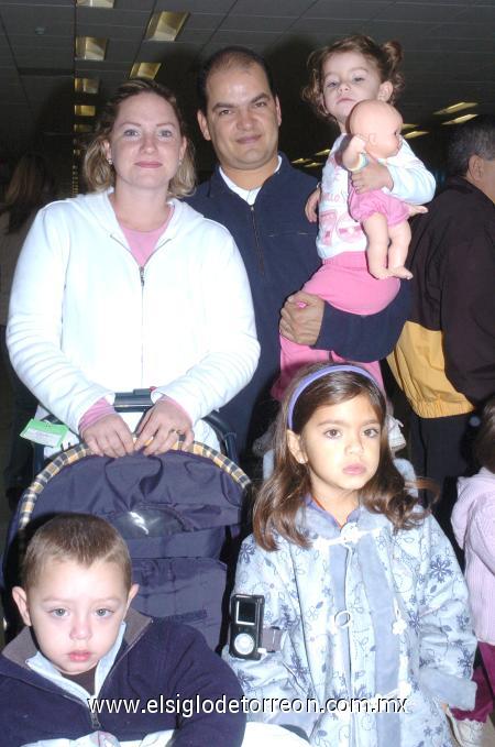 27122006
Jonathan Hillman y Mónica Sánchez viajaron a Veracruz con sus pequeños.