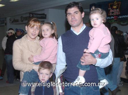 27122006
Miguel Ruiz, Ana Cristina Castro, Miguel, Mariela y Viviana Ruiz viajaron a Ixtapa.