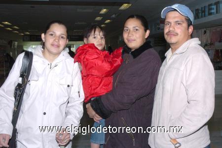 28122006
Evangelina García y Joana Corsino viajaron a Nicaragua, las despidieron Alfredo Martínez y Patricia García.