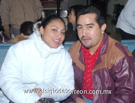 28122006
Salvador Espino e Ilse Ventura viajaron con destino a Tabasco.