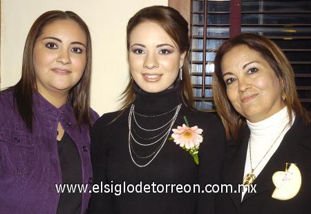 26122006
Daniela Castellanos Macías junto a Luly Castellanos y Carmelita de Quiñones, anfitrionas de su despedida.