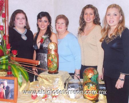 28122006
La novia acompañada por las anfitrionas, Adela Jaramillo de Adame, Juanita de Covarrubias, Patricia de Lara y Gaby Adame.