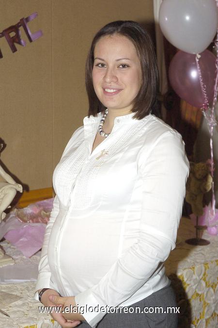 31122006
Paola Macías, en la fiesta de regalos que le ofrecieron por el próximo nacimiento de su bebé.