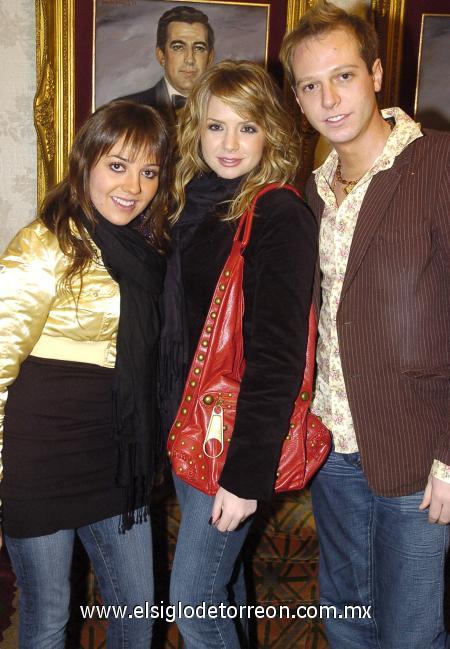 31122006
Aída Sambuci, Paloma Villarreal y Gianfranco Sambuci.